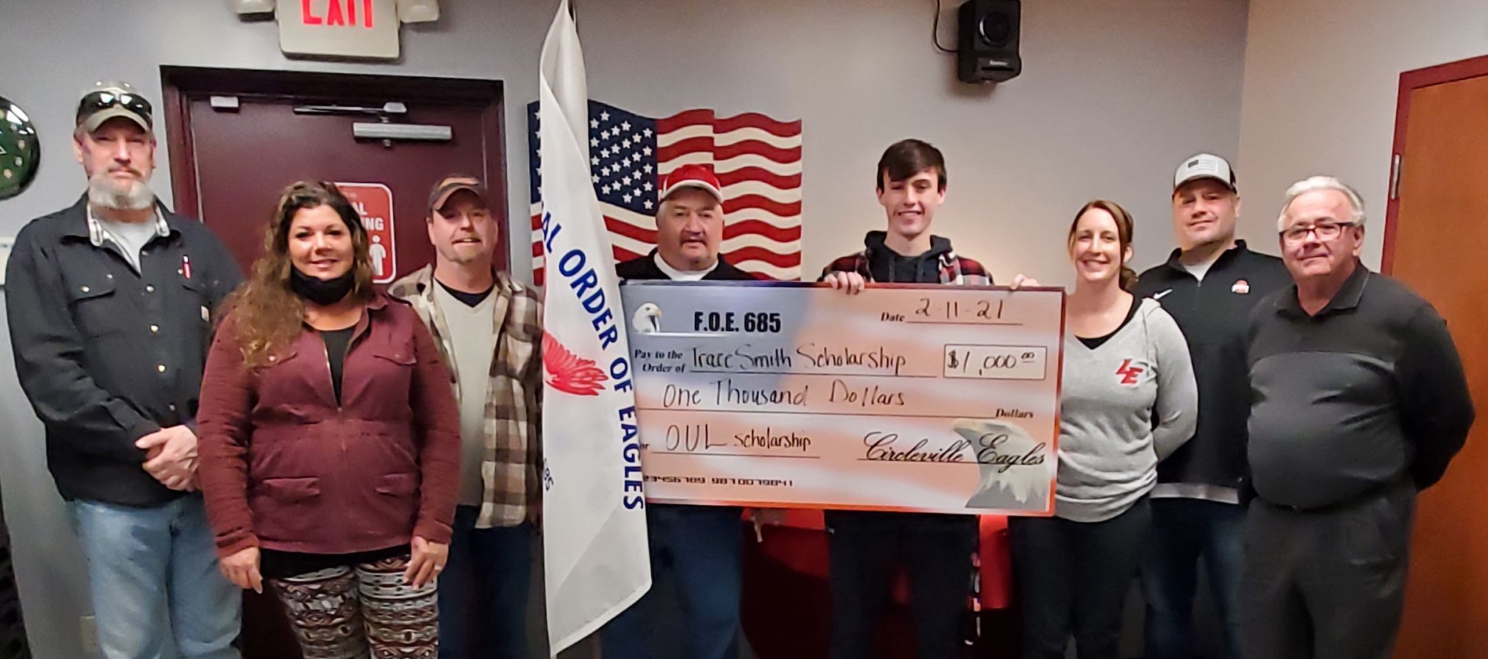 Eagles #685 gives scholarship to Smith